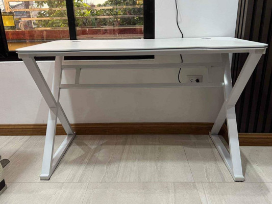 MINIMALIST WHITE GAMING TABLE 120CM