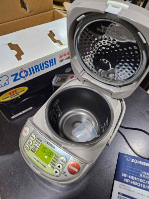 ZOJIRUSHI COOKER AND WARMER