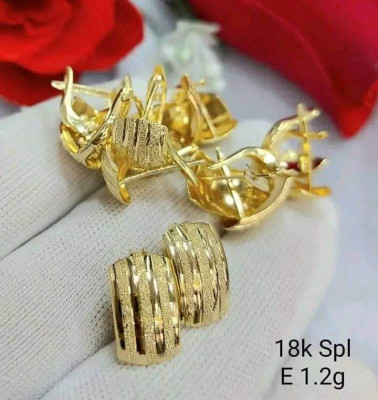 8k Saudi gold Clip Earrings...