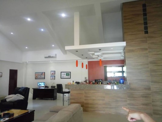 BIG HOUSE & LOT WITH POOL for sale-BAY LAGUNA