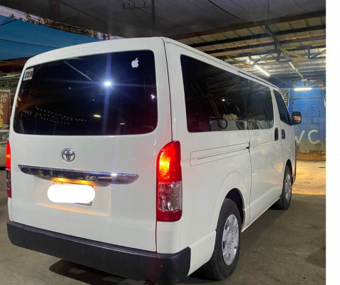 2017 Toyota hiace commuter
