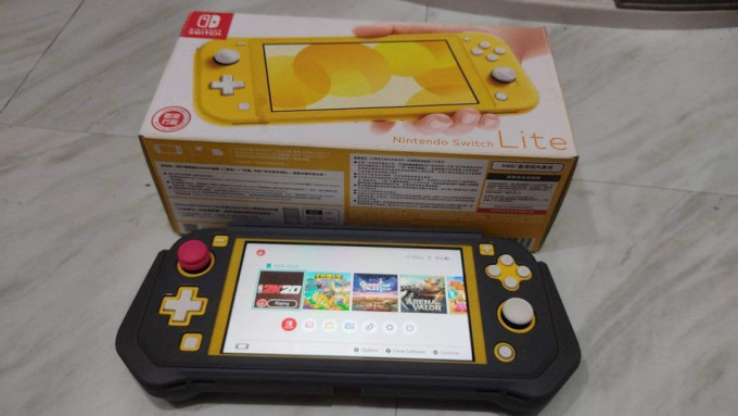 Nintendo Switch Lite (w/ NBA 2k20 and 64gb Sd Card)