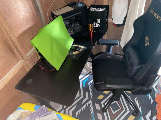 Selling my preloved Gaming Chair