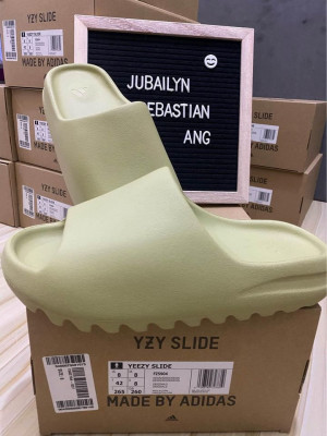 YEEZY SLIDES RESIN