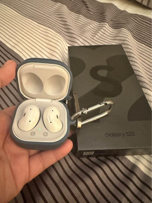 FOR SALE ONLY: Samsung S22 With Samsung earbuds live