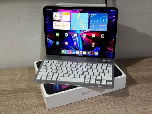 iPad Pro M1 Chip 11 inch 128GB Silver with Pencil and Keyboard