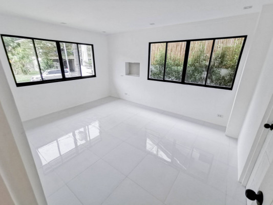 Graceful Woodstone Ayala Alabang House for Sale