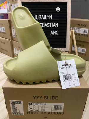 YEEZY SLIDES RESIN