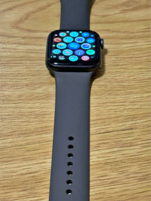 Apple Watch Series 4 (with Box and charger)