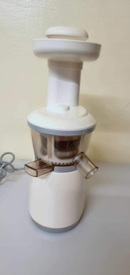 Hurom slow juicer