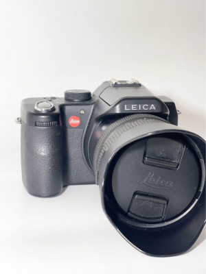 Leica V-Lux 1 Digital Camera