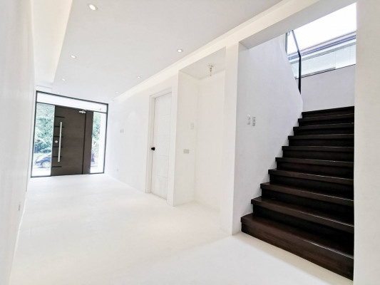 Graceful Woodstone Ayala Alabang House for Sale