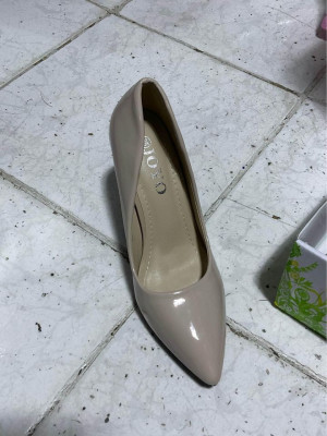 Stilleto 4 inch heels in beige Size 35