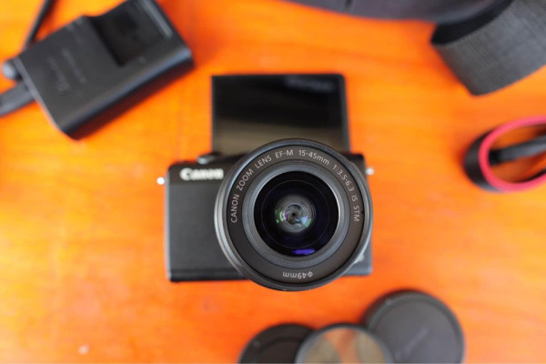 Canon eos M100 MIRRORLESS VLOGGING CAMERA