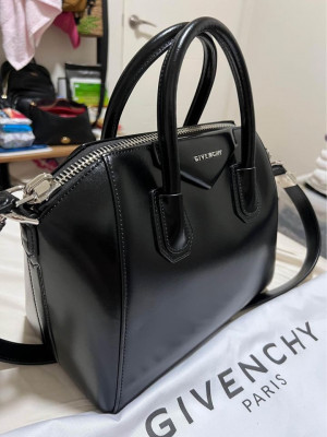 GIVENCHY (Small Antigona Box Leather Satchel)