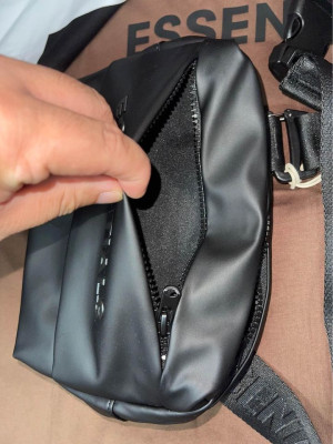 ESSENTIALS CHEST BAG