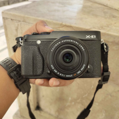 Fujifilm XE1 with Fujinon 27mm F2.8 WR (Low SC)(Super Mint)(with Freebies)