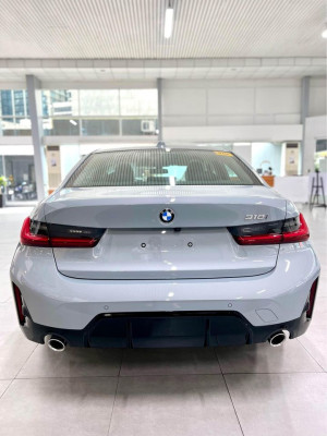 New 2023 BMW 318i Sport