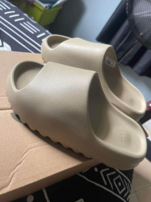 Preloved Yeezy slide