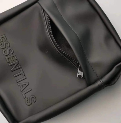 ESSENTIALS SLING BAG