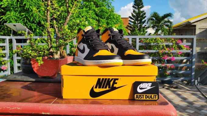 Air Jordan 1 High Taxi Size 10.5 Mens