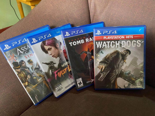 PS4 500 GB w/ controller