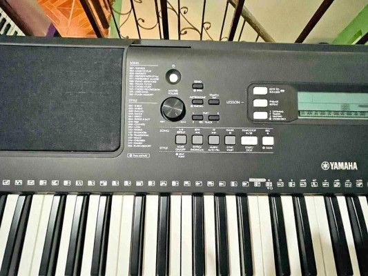 Yamaha PSR - E373 Organ / Keyboard