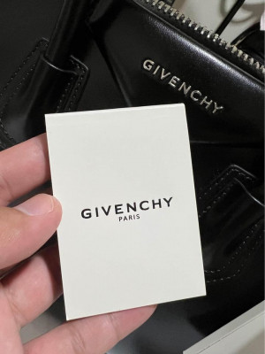 GIVENCHY (Small Antigona Box Leather Satchel)