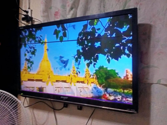 FLAT SCREEN TV 32 INCHES BRAND SHARP