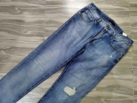 Uniqlo Slim Fit Distress Jeans