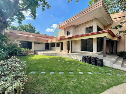 Big Garden with pool House and Lot For Sale