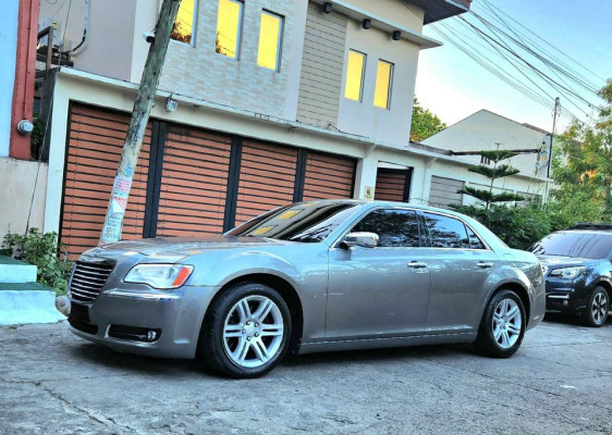 2013 Chrysler 300c vip car low odo