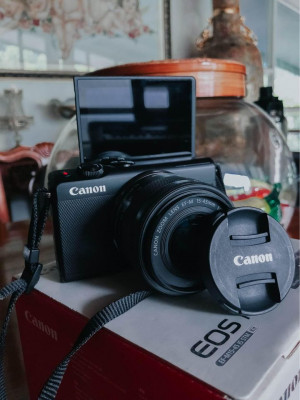 Canon EOS M100