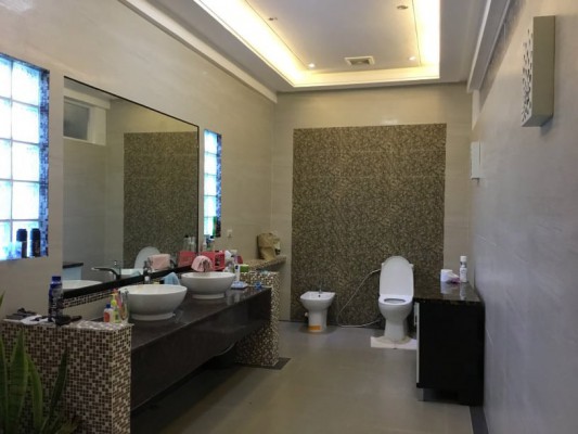 BIG HOUSE & LOT WITH POOL for sale-BAY LAGUNA