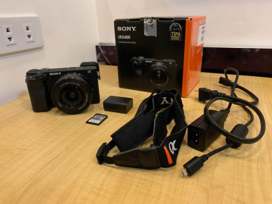 Sony A6400 w/ kit lens (Good as new)