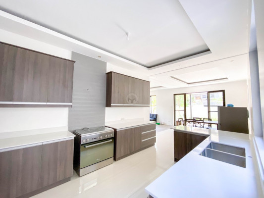 ⁣Sophisticated Inviting House and Lot for Sale in BF Homes Parañaque