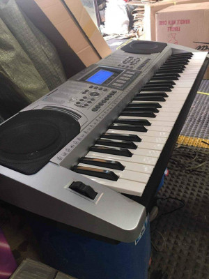 Electronic piano keyboard