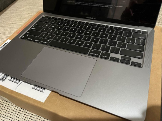 Macbook Air M1 8GB 256GB (Complete with Box & Freebies)